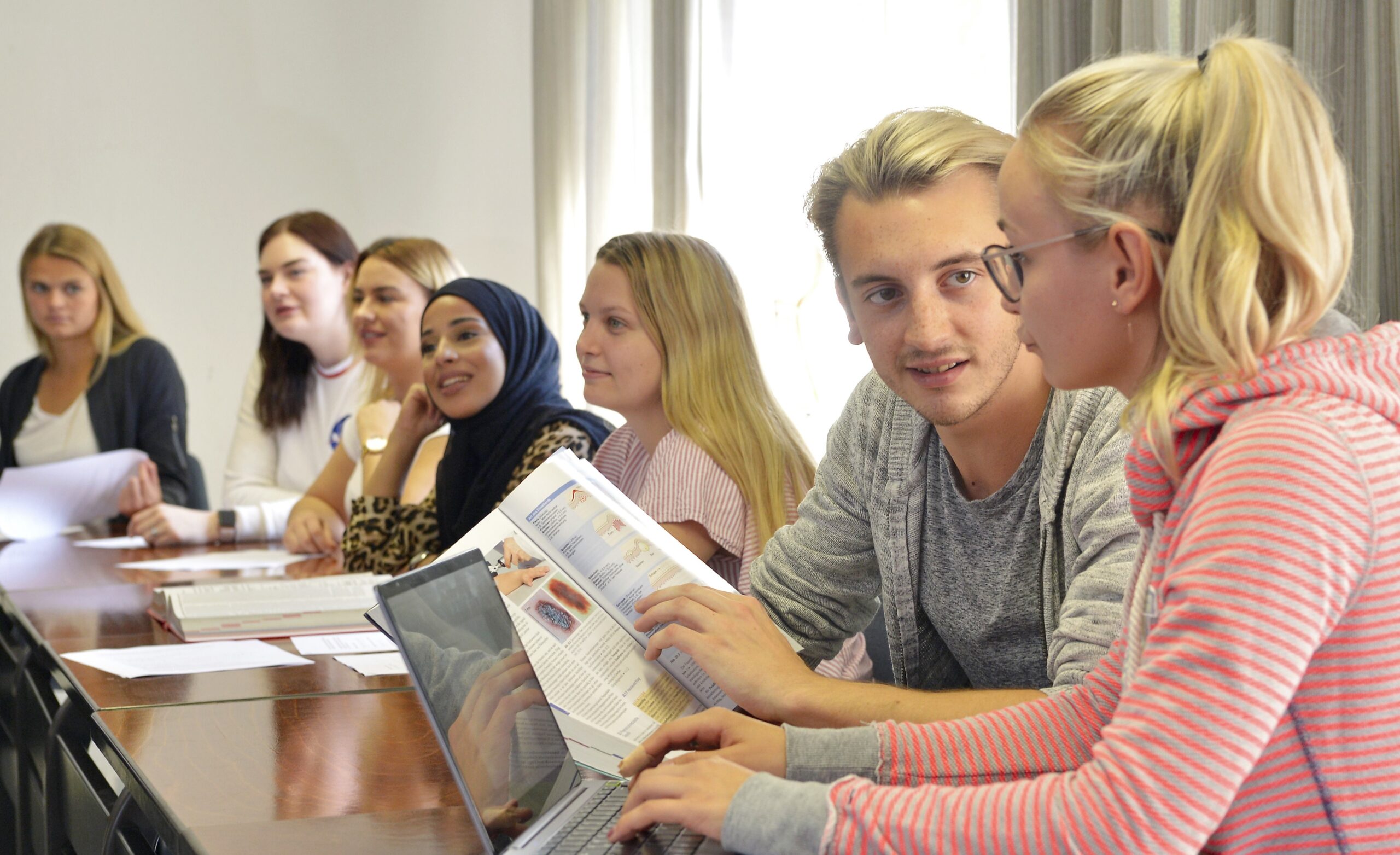 Schüler haben Spaß an der Pflege